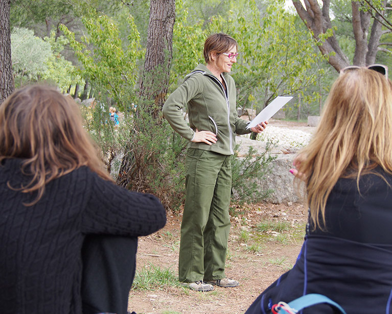 Lecture Rozenn Guilcher en forêt
